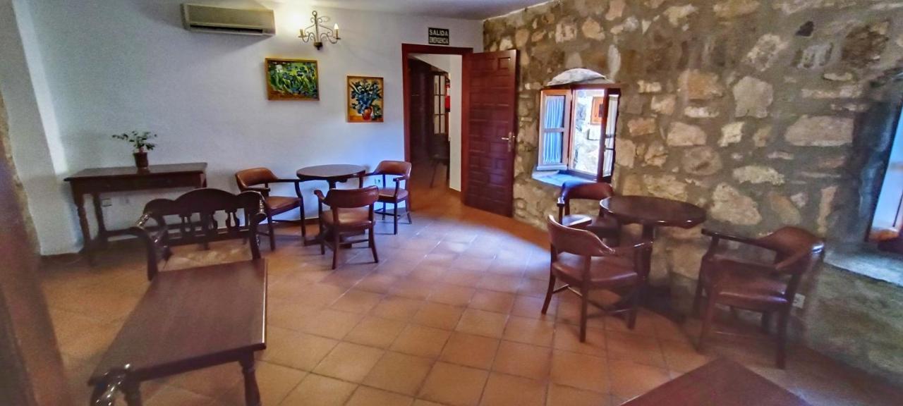 Tugasa Hotel Y Casas Rurales La Posada Villaluenga Del Rosario Exteriör bild